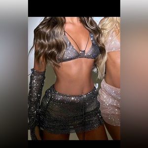 Selling this rave set it’s super cute it doesn’t come with the sleeves